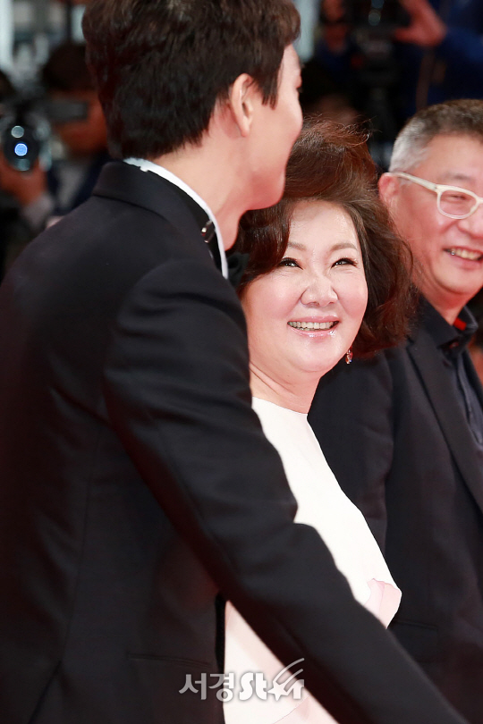 김해숙이 12일 오후 부산 해운대구 우동에 위치한 영화의 전당에서 열린 ‘제22회 부산국제영화제(22th BIFF)’ 개막식 레드카펫 행사에 참석했다.