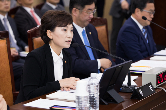 김현미 국토교통부 장관이 12일 세종청사에서 열린 국토부 국정감사에서 의원들의 질의에 답하고 있다. /사진제공=국토교통부