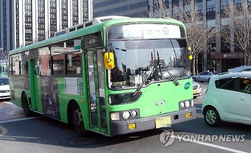 서울시가 차내 혼잡을 해소하고 교통사고 위험을 방지하기 위해 장거리 시내버스 노선 조정에 나선다고 12일 전했다./연합뉴스