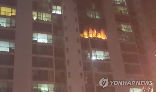 김해 아파트 10층서 화재…대피하려던 40대 여성 추락해 숨져
