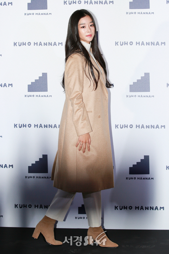 배우 서예지가 12일 오후 서울 용산구 한 패션브랜드 플래그십 스토어에서 열린 오픈 기념 포토월 행사에 참석해 포즈를 취하고 있다.