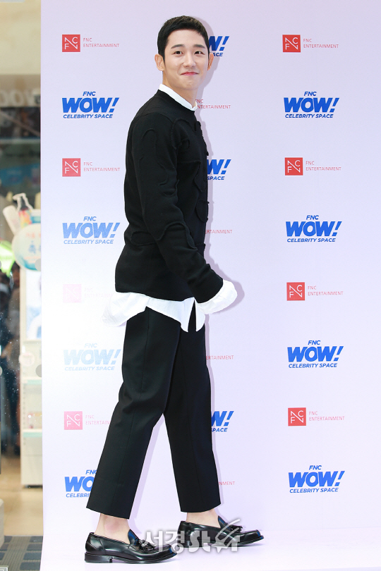 배우 정해인이 12일 오후 서울 중구 명동길에서 열린 FNC엔터테인먼트의 셀러브리티 스페이스 오픈기념 포토월 행사에 참석해 포즈를 취하고 있다.