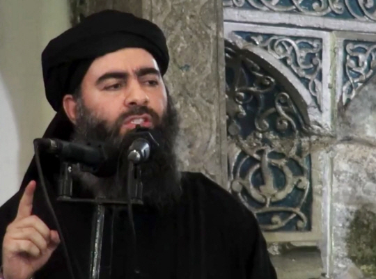 이슬람국가(IS)의 지도자 아부 바크르 알 바그다디가 지난 2014년 7월 이라크 모술에서 공개 설교를 하던 모습.  /AP연합뉴스