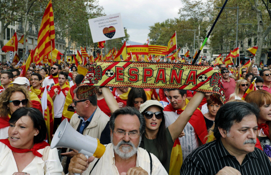 스페인 국경절인 12일(현지시간) 바르셀로나에서 대규모 집회가 열리고 있다. /바르셀로나=EPA연합뉴스