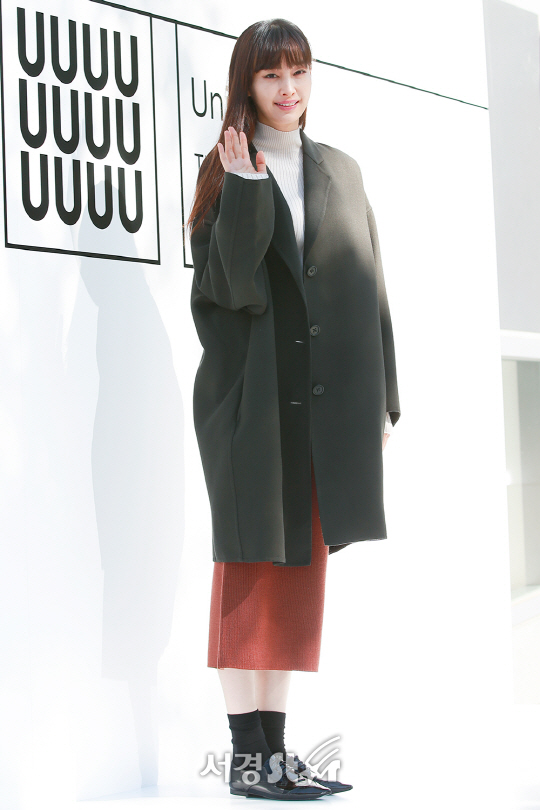 배우 이나영이 13일 오전 서울 강남구 한 의류 매장에서 열린 신상품 런칭 기념 포토월 행사에 참석해 포즈를 취하고 있다.