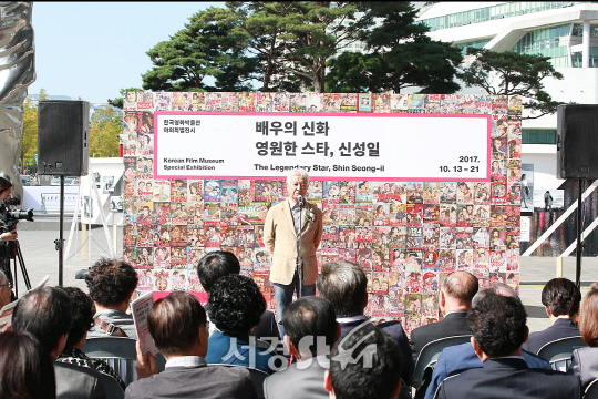 신성일이 13일 오후 부산 해운대구 우동에 위치한 영화의 전당 두레라움 야외광장에서 열린 제22회 부산국제영화제(22th BIFF) ‘배우의 신화 영원한 스타, 신성일‘ 야외특별전시의 시작을 알리는 개막식에 참석했다.