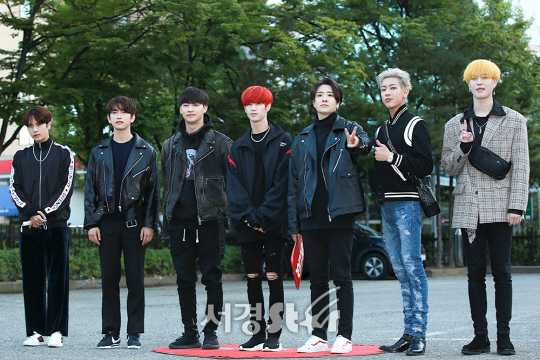 갓세븐(GOT7)이 13일 오전 서울 영등포구 여의도동 KBS신관 공개홀에서 진행된 KBS 뮤직뱅크 리허설에서 참석하기 위해 출근하고 있다.