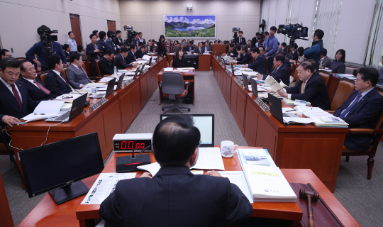 국회 외교통일위원회 국정감사가 12일 오전 국회에서 여야 4당 의원이 참석한 가운데 진행되고 있다. /연합뉴스