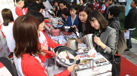 13일 오전 서울 중구 초록우산재단 본부 광장에서 테팔 한국 창립 20주년 기념 '사랑 나눔 바자회'가 열리고 있다 테팔은 바자회 판매 수익금을 결식아동을 위해 어린이재단 측에 기부한다./이호재기자.