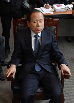 김이수 헌법재판소장 권한대행이 13일 헌재 국정감사장에 앉아 있다./권욱기자