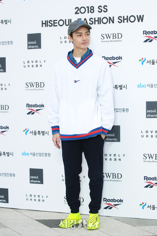 배우 김준이 13일 오후 서울 중구 동대문디자인플라자(DDP)에서 열린 한 패션 브랜드의 2018 S/S PT 기념 포토월 행사에 참석해 포즈를 취하고 있다.