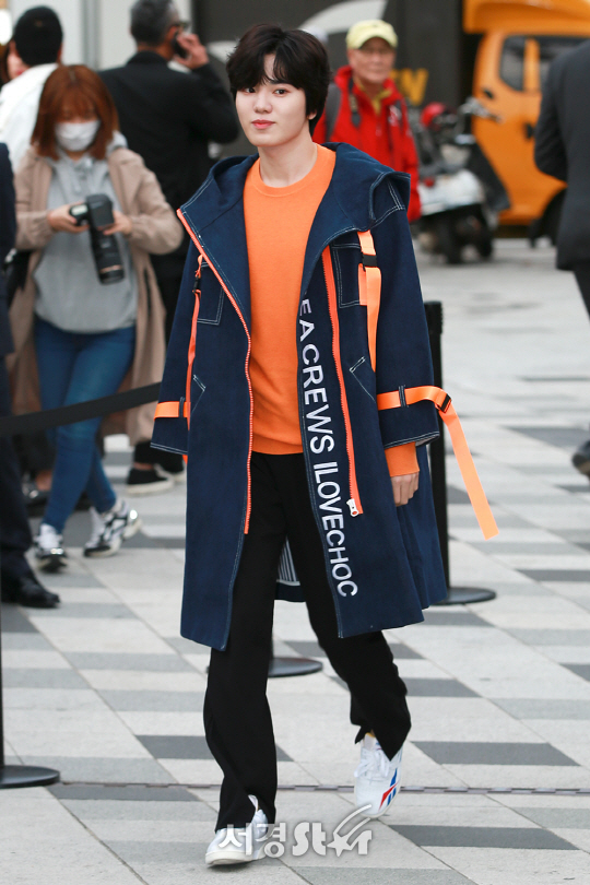 인피니트 성종이 13일 오후 서울 중구 동대문디자인플라자(DDP)에서 열린 한 패션 브랜드의 2018 S/S PT 기념 포토월 행사에 참석해 포즈를 취하고 있다.