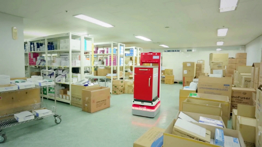 자율주행로봇 ‘고카트’가 대전 을지대병원에서 의약품과 기자재를 싣고 목적지로 이동하고 있다.   /사진제공=유진로봇