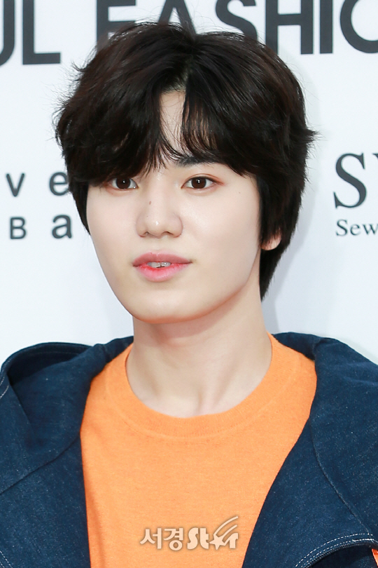 인피니트 성종이 13일 오후 서울 중구 동대문디자인플라자(DDP)에서 열린 한 패션 브랜드의 2018 S/S PT 기념 포토월 행사에 참석해 포즈를 취하고 있다.