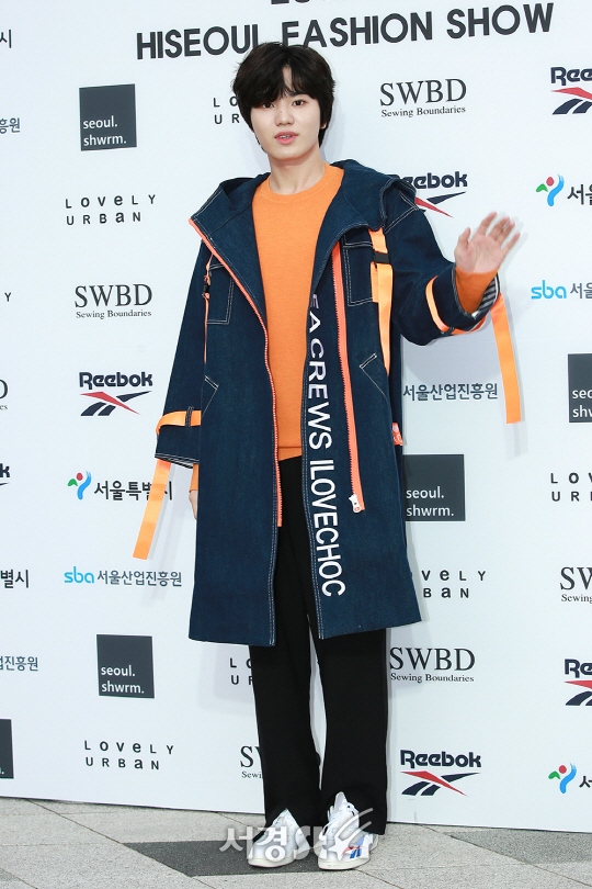 인피니트 성종이 13일 오후 서울 중구 동대문디자인플라자(DDP)에서 열린 한 패션 브랜드의 2018 S/S PT 기념 포토월 행사에 참석해 포즈를 취하고 있다.