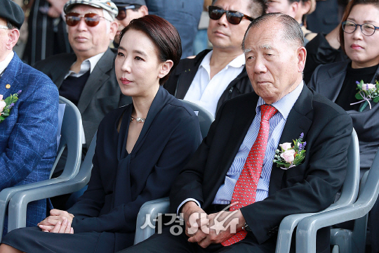 강수연 집행위원장과 김동호 조직위원장이 13일 오후 부산 해운대구 우동에 위치한 영화의 전당 두레라움 야외광장에서 열린 제22회 부산국제영화제(22th BIFF) ‘배우의 신화 영원한 스타, 신성일‘ 야외특별전시의 시작을 알리는 개막식에 참석했다.