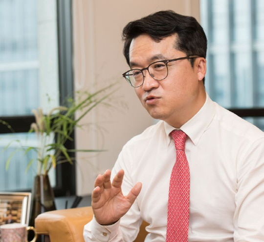 박현종 회장이 본사 집무실에서 지난 4년간의 성과와 향후 비전에 대해 설명하고 있다.