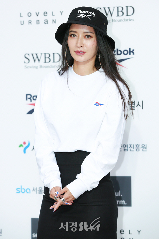 가수 황보가 13일 오후 서울 중구 동대문디자인플라자(DDP)에서 열린 한 패션 브랜드의 2018 S/S PT 기념 포토월 행사에 참석해 포즈를 취하고 있다.