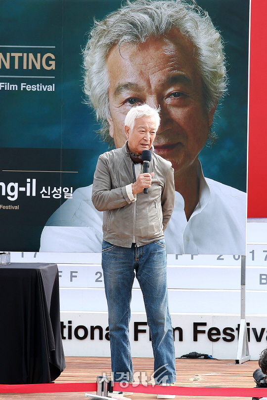 배우 신성일이 14일 오후 부산 우동 해운대 비프빌리지에서 ‘제22회 부산국제영화제(22th BIFF)’ 핸드프린팅 행사에 참석했다.