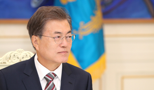 문재인 대통령은 14일 SNS를 통해 김이수 헌재소장 권한대행에 대해 사과의 뜻을 전했다 ./연합뉴스