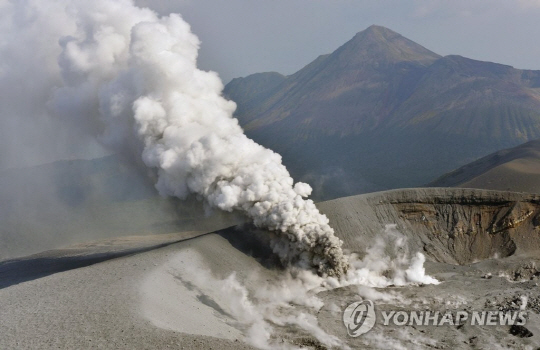 일본 남서부 신모에다케 또 분화…연기 2천300ｍ 치솟아