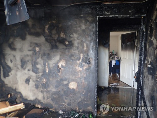‘담배꽁초’ 때문에 아파트 안방서 화재…주민 20여명 대피