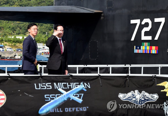 송영무, 美핵잠수함 미시간호 방문…“한미 공조의 힘 보여줄 때”