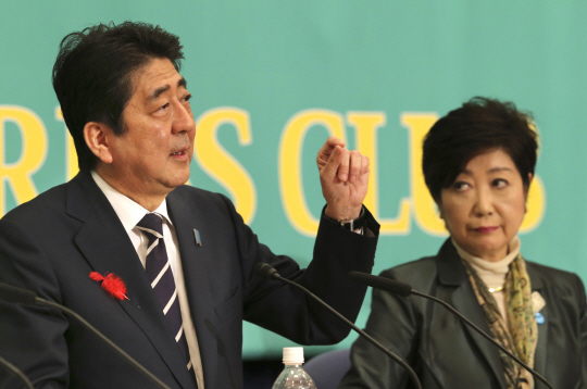 아베 신조(왼쪽)일본 총리가 지난 8일 도쿄에서 열린 중의원선거 토론회에서 발언하는 모습을 고이케 유리코 희망의당 대표가 바라보고 있다. /도쿄=AP연합뉴스
