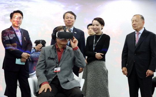 문재인 대통령이 15일 부산국제영화제에 참석해 가상현실(VR)기기를 체험하고 있다. /사진제공=청와대