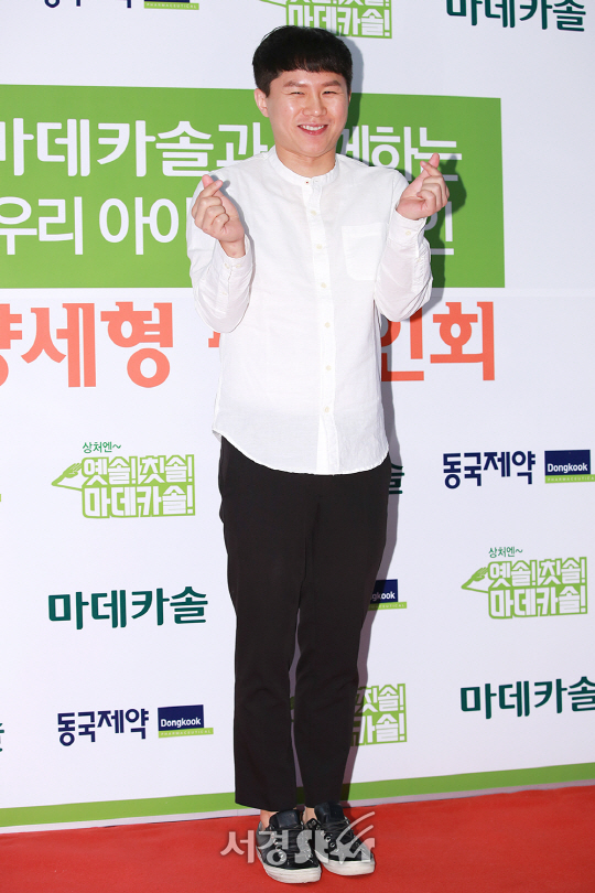 개그맨 양세형이 15일 오후 서울 송파구 L테마파크에서 열린 한 제약회사 팬 사인회에 참석해 포토타임을 갖고 있다.