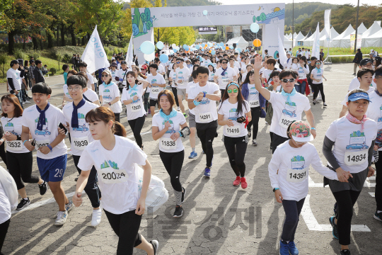 지난 14일 과천 서울대공원에서 열린 ‘아이오닉 롱기스트 런 패스티벌에서 참가자들이 달리기를 하고 있다. /사진제공=현대차