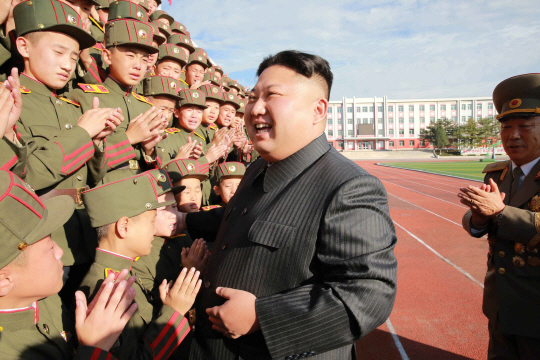 북한 김정은 노동당 위원장이 지난 12일 설립 70주년을 맞은 만경대혁명학원을 방문해 박수를 치고 있는 병사들을 보며 웃고 있다./연합뉴스