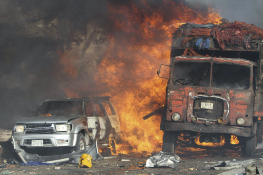 소말리아 수도 모가디슈에서 14일(현지시간) 발생한 폭탄 공격으로 차량들이 불타고 있다. /모가디슈=EPA연합뉴스
