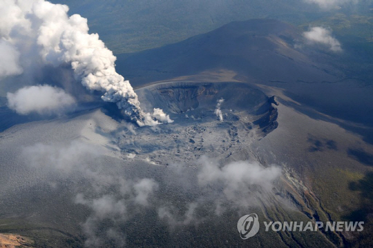 일본 산모에다케 화산가스 방출량 급증…경계범위 3km로 확대