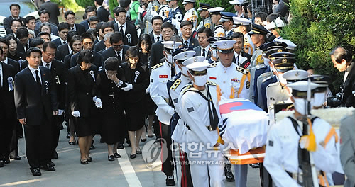 어버이연합 ‘DJ 부관참시’ 퍼포먼스 배후에 MB국정원 정황