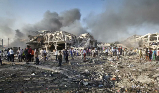 소말리아 폭탄테러...500명 가까운 사상자 발생 “연이은 트럭 폭발”