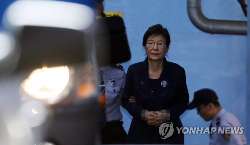 박근혜 전 대통령이 준비해 온 심경글을 통해 구속 연장을 결정한 재판부 판단에 불복하는 입장을 전했다. /연합뉴스