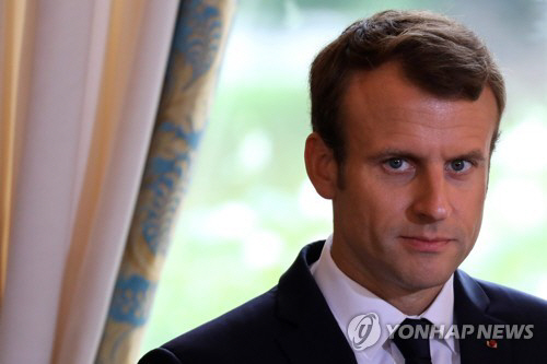 마크롱 프랑스 대통령이 자국에서 범죄를 저지른 불법 체류자를 추방하겠다고 말했다./ 연합뉴스