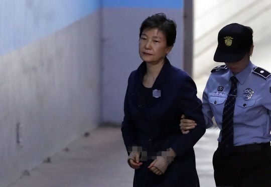 [전문]구속 연장된 박근혜 '정치보복은 나에게서 마침표 찍길'