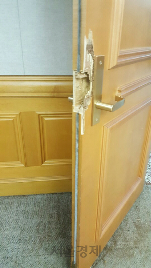 지난달 26일 금융노조에 의해 훼손된 하영구 은행연합회 장 사무실 문.