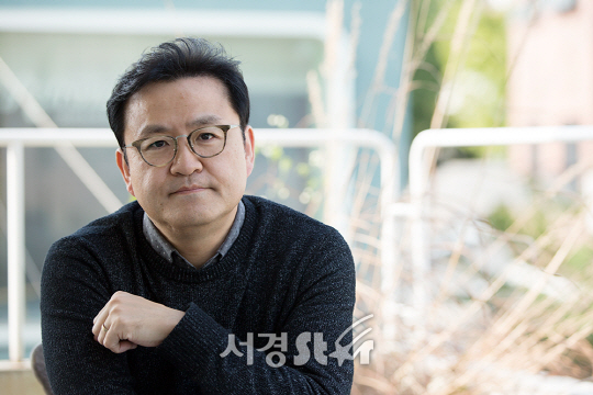 영화 ‘대장 김창수’를 연출한 이원태 감독이 16일 오후 서울 종로구 한 카페에서 서경스타와의 인터뷰에 앞서 포토타임을 갖고 있다.