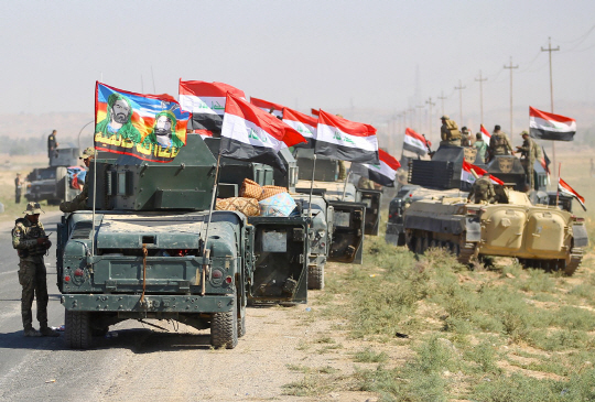이라크 군부대가 16일(현지시간) 쿠르드자치정부(KRG)의 영향력이 작용하는 키르쿠크주로 진격하고 있다.     /키르쿠크=AFP연합뉴스