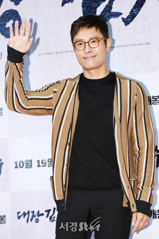 배우 이병헌이 16일 오후 서울 용산구 CGV 용산아이파크몰에서 열린 영화 ‘대장 김창수(감독 이원태)’ VIP 시사회 포토월 행사에 참석해 포토타임을 갖고 있다.