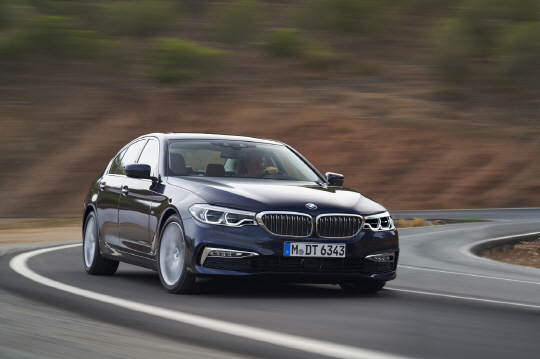 BMW코리아는 중형 세단 ‘뉴 520d 럭셔리 스페셜 에디션(사진)’을 16일 출시했다. 럭셔리 스페셜 에디션은 뉴 5시리즈 최초로 크롬 키드니 그릴이 적용됐다. 또 임페리얼 블루와 캐시미어 실버 등 전용 외장 컬러를 선택할 수 있다. 럭셔리 스페셜 에디션에 탑재된 4기통 디젤 엔진은 최고출력 190마력, 최대토크 40.8kg·m의 힘을 발휘하며 237㎞/h의 최고속도와 14.0㎞/ℓ의 복합연비를 구현한다. 가격은 6,330만원.