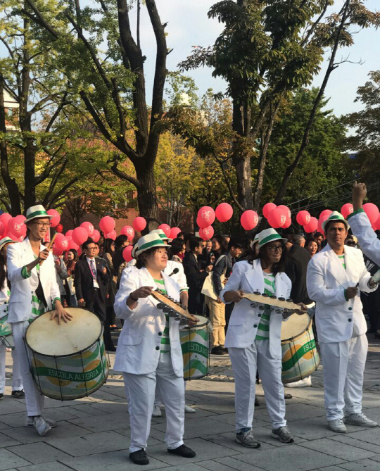 2017 서울아트마켓에 참여한 브라질 퍼레이드 공연팀 에스꼴라 알레그리아/사진제공=예술경영지원센터