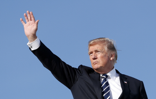 도널드 트럼프 미국 대통령이 16일(현지시간) 워싱턴DC 인근 앤드루스 공군기지에서 전용기 에어포스원에 오르며 손을 흔들고 있다. /AP