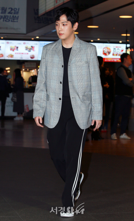 B.A.P. 힘찬이 17일 오후 서울 성동구 CGV 왕십리에서 열린 영화 ‘가을 우체국(감독 임왕태)’ VIP 시사회 포토월 행사에 참석해 포토타임을 갖고 있다.