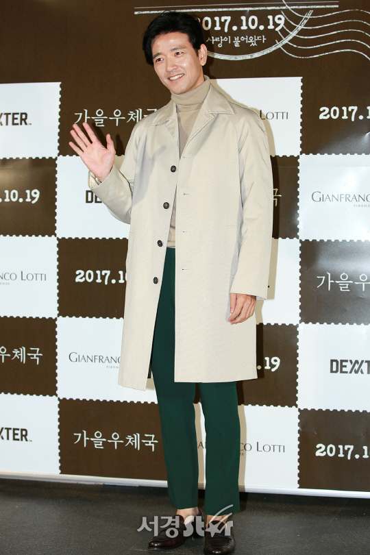 배우 배수빈이 17일 오후 서울 성동구 CGV 왕십리에서 열린 영화 ‘가을 우체국(감독 임왕태)’ VIP 시사회 포토월 행사에 참석해 포토타임을 갖고 있다.