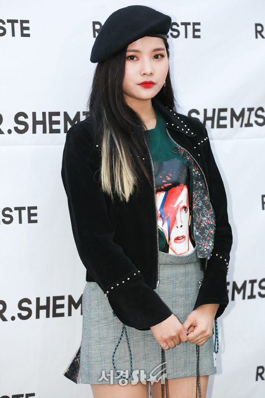 위키미키 리나가 17일 오후 서울 강남구 한 패션브랜드 매장에서 열린 포토월 행사에 참석해 포토타임을 갖고 있다.