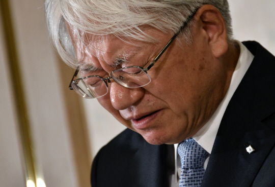 가와사키 히로야 고베제강 회장이 지난 13일 일본 도쿄에서 열린 기자회견에서 품질 조작 사건에 대해 사과하고 있다. /도쿄=EPA연합뉴스
